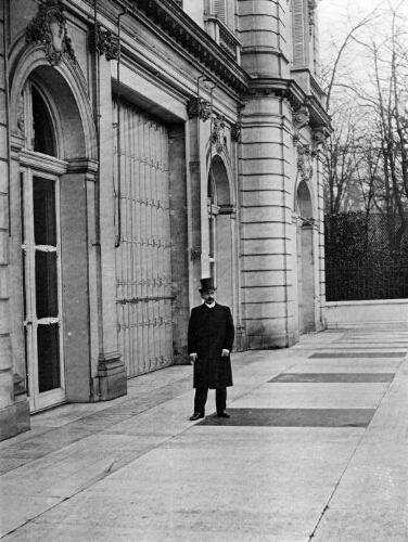 Le Baron de Hirsch devant son hôtel particulier à Paris